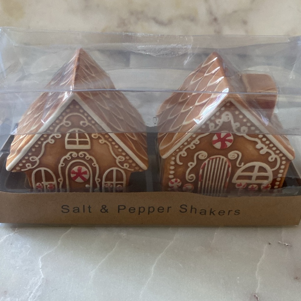 NWT Charming Gingerbread House Shakers